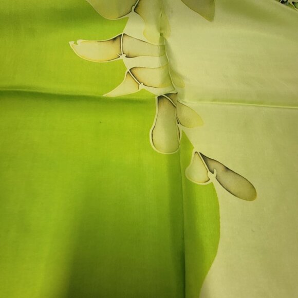 Silk Handpainted Rectangular Scarf in a two tone Green with a floral motif - NEW - Picture 8 of 9
